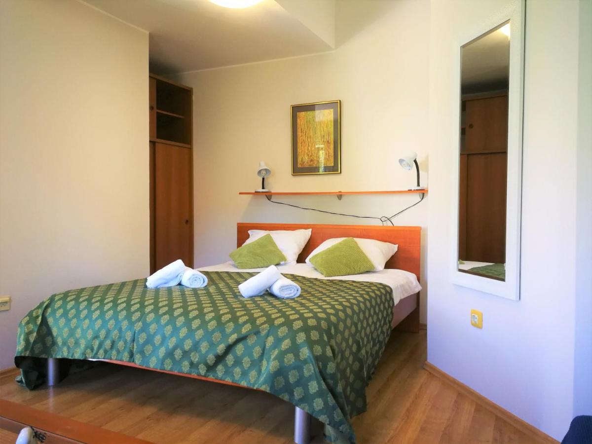 Apartments Bilic With Garden & Swimming Pool - 50M From The Beach Pjescana Uvala Exteriör bild