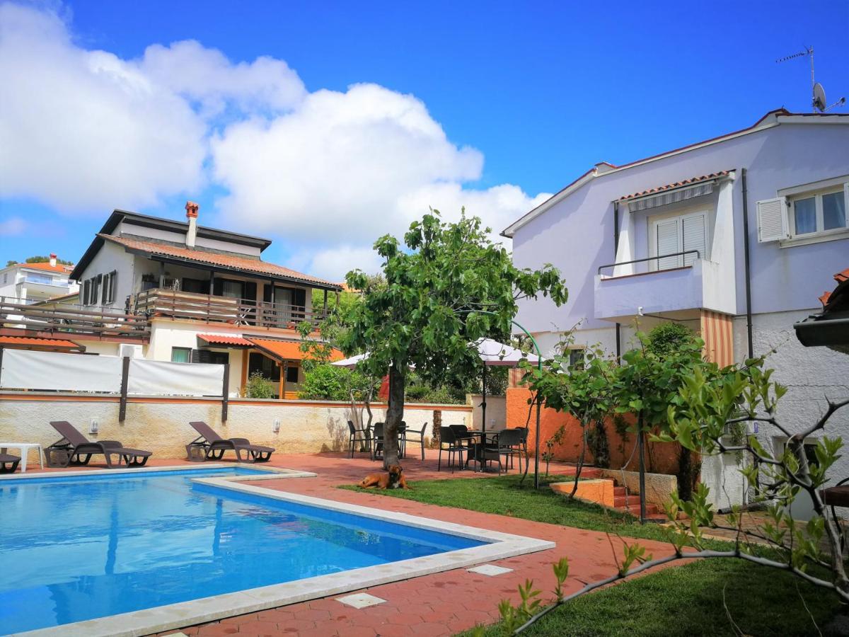 Apartments Bilic With Garden & Swimming Pool - 50M From The Beach Pjescana Uvala Exteriör bild