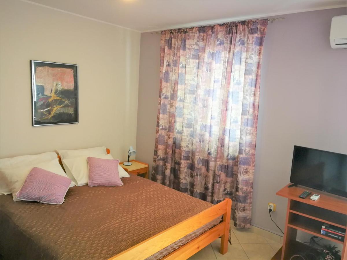 Apartments Bilic With Garden & Swimming Pool - 50M From The Beach Pjescana Uvala Exteriör bild